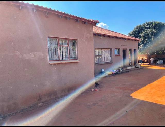 3 BEDROOM HOUSE FOR SALE IN LEBOWAKGOMO ZONE A
